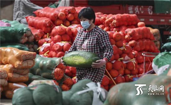 新疆九鼎農(nóng)產(chǎn)品批發(fā)市場(chǎng)開啟24小時(shí)營業(yè)模式，助力食用農(nóng)產(chǎn)品高效流通