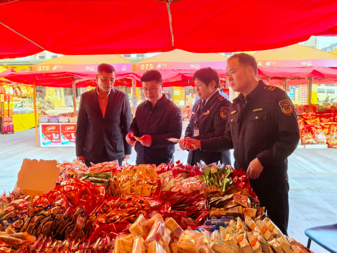 嚴(yán)監(jiān)管，護(hù)年味 柳州市場監(jiān)管筑牢食用農(nóng)產(chǎn)品批發(fā)安全防線